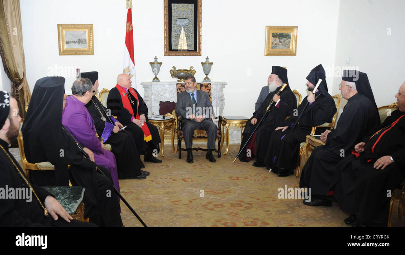 In Egitto il presidente eletto Morsi soddisfa con chiave cristiano egiziano leader dopo la sua vittoria in Egitto il primo libere elezioni. Foto Stock