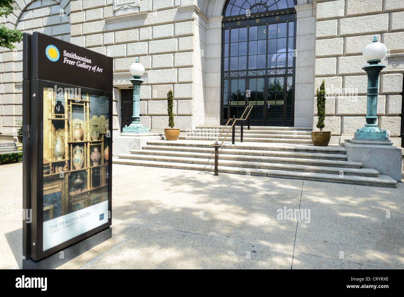 WASHINGTON DC, Stati Uniti - l'ingresso alla Arthur M. Sackler Gallery, parte del National Museum of Asian Art dello Smithsonian, si trova nel National Mall di Washington DC. Questo museo sotterraneo, dedicato all'arte asiatica antica e contemporanea, presenta un caratteristico ingresso al padiglione in superficie adiacente al giardino Enid A. Haupt e allo Smithsonian Castle. Foto Stock