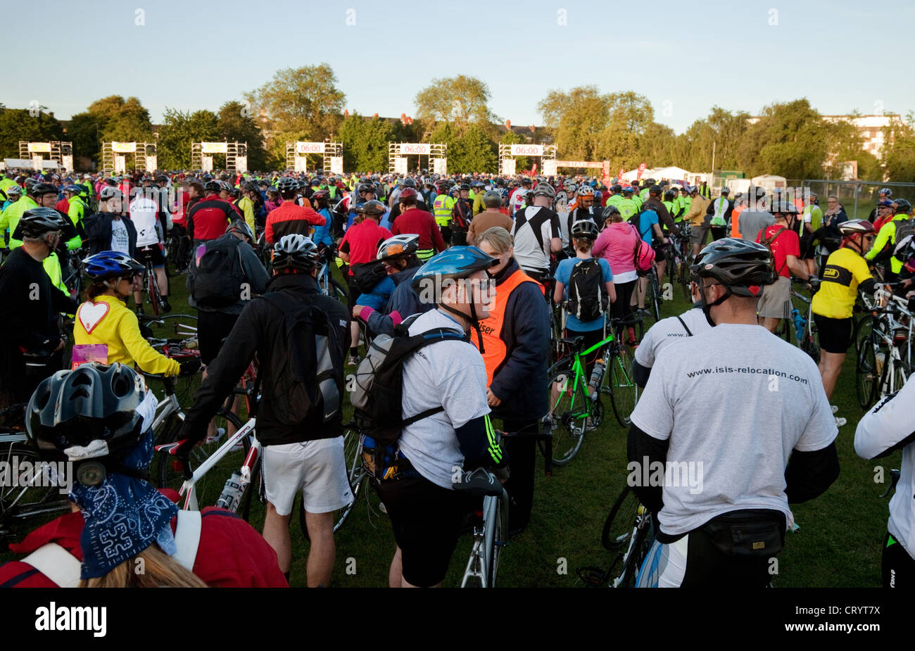 Cavalieri si riuniscono in Clapham Common a 06.00 per l'inizio della carità Londra a Brighton in bicicletta, REGNO UNITO Foto Stock