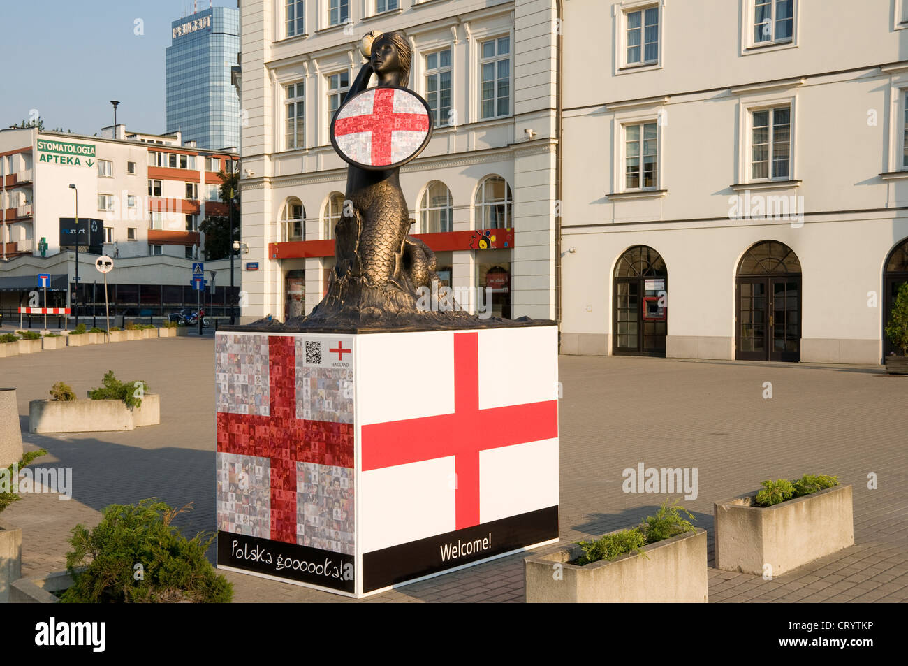 Mermaid (simbolo di Varsavia) statua con bandiera inglese in piedi a Varsavia in Polonia durante EURO 2012 Foto Stock