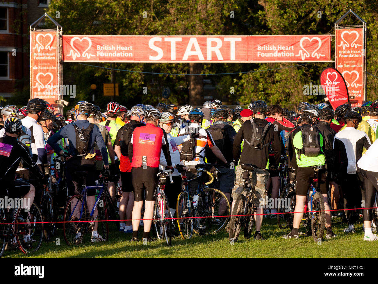 Cavalieri si riuniscono in Clapham Common a 06.00 per l'inizio della carità Londra a Brighton in bicicletta, REGNO UNITO Foto Stock