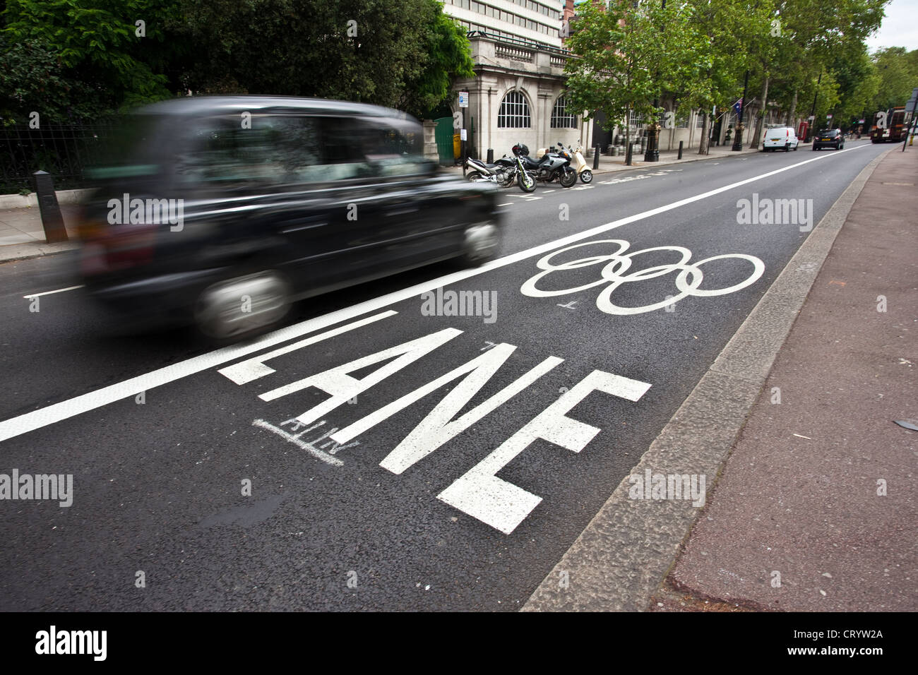 Giochi olimpici di corsie di marcia su Victoria Embankment per gli atleti e i funzionari al fine di evitare la congestione del traffico durante le Olimpiadi di Londra 2012. Foto Stock