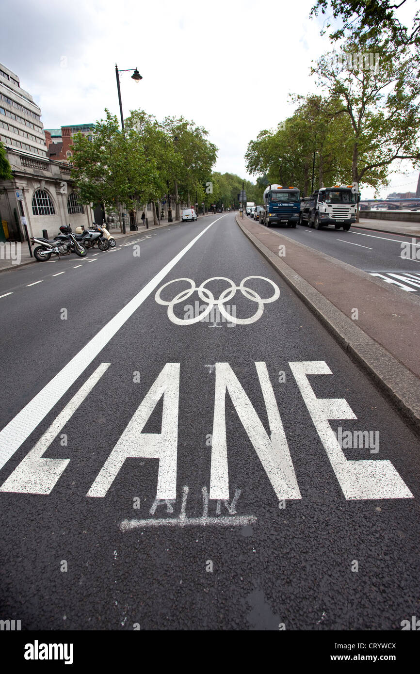 Giochi olimpici di corsie di marcia su Victoria Embankment per gli atleti e i funzionari al fine di evitare la congestione del traffico durante le Olimpiadi di Londra 2012. Foto Stock