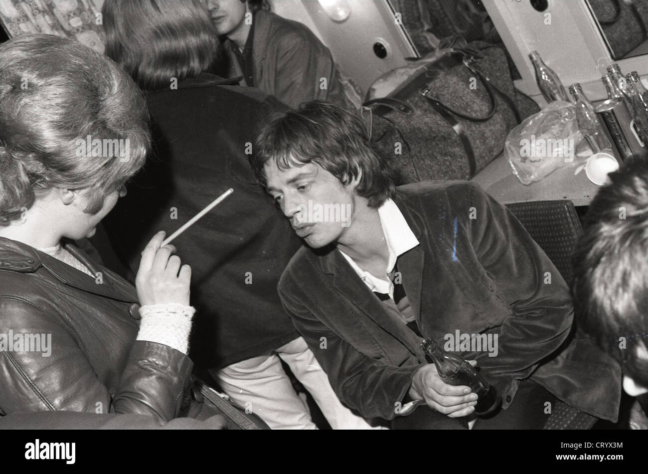 006905 - Mick Jagger dei Rolling Stones backstage presso Ready Steady Go! Nel 1964 Foto Stock