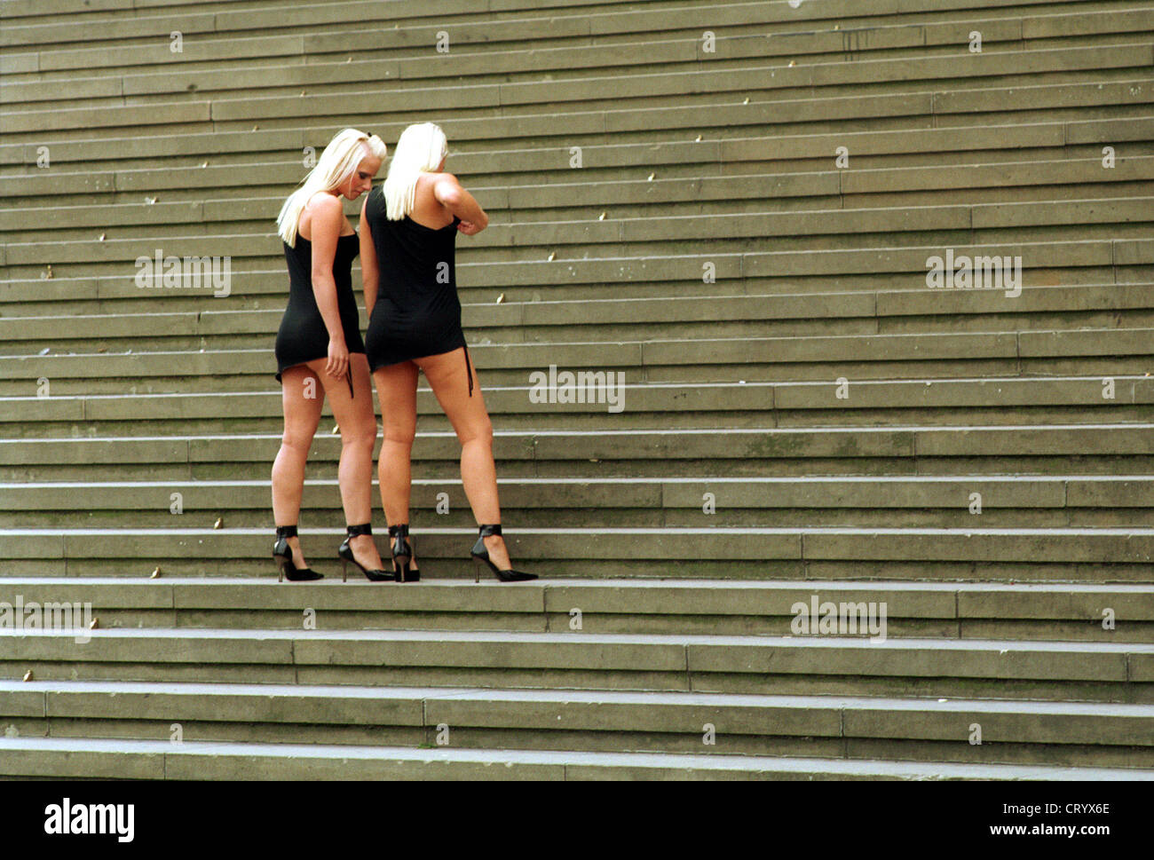 Berlino, donne sulle scale del teatro Foto Stock