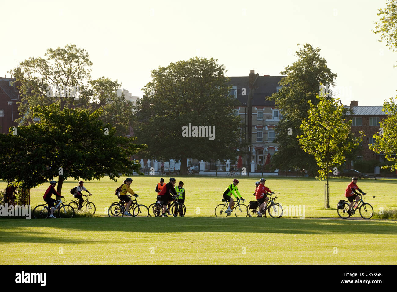 I ciclisti in Clapham Common a sunrise voce per l'inizio di un ciclo di carità ride, London REGNO UNITO Foto Stock