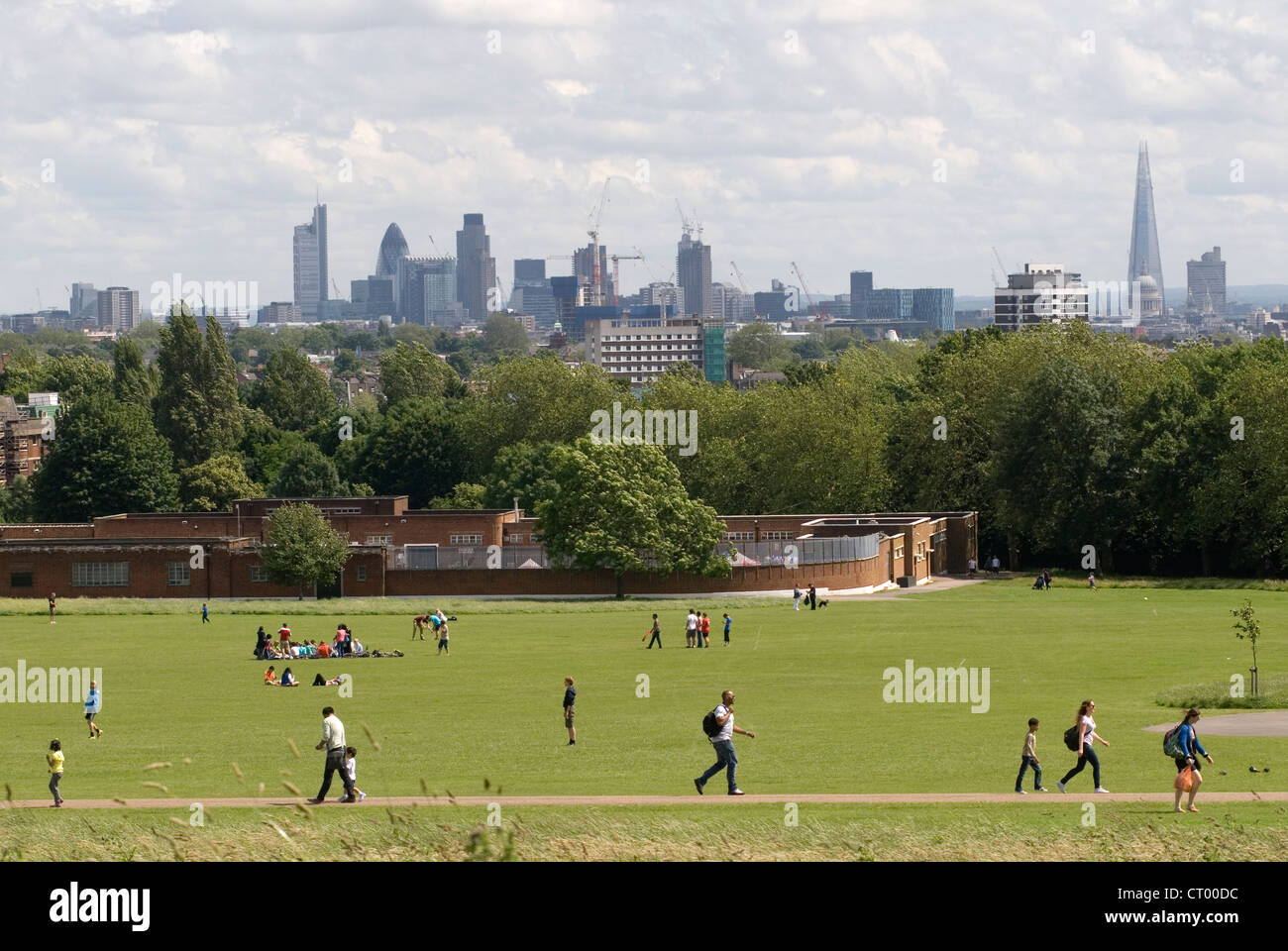 Parliament Hill Fields, London Fields, Hampstead North London Skyline. The Shard, St Pauls Cathedral, City of London Buildings. 2012 2010 UK HOMER SYKES Foto Stock