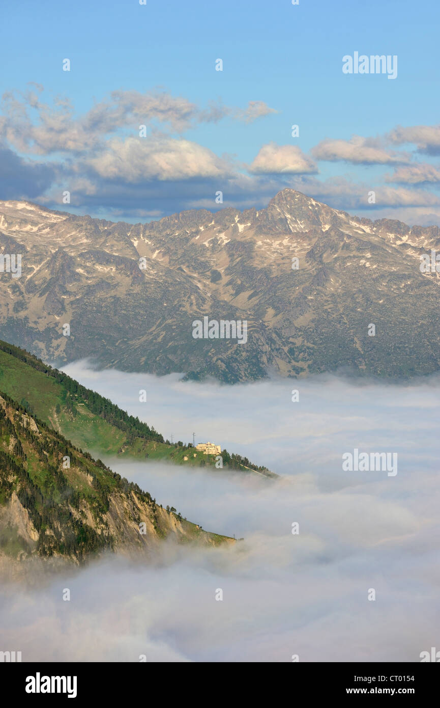 Vista sulla catena montuosa ricoperta dalla nebbia a sunrise visto dal Col du Tourmalet, Hautes-Pyrénées, Pirenei, Francia Foto Stock