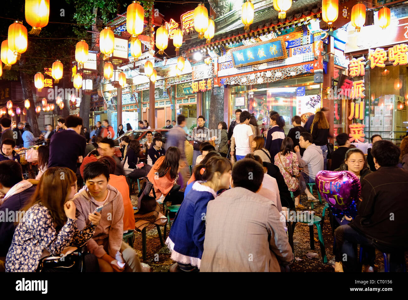 Molte persone in attesa al di fuori del famoso ristorante di notte su Ghost Street nel quartiere di Dongzhimen della Cina Foto Stock