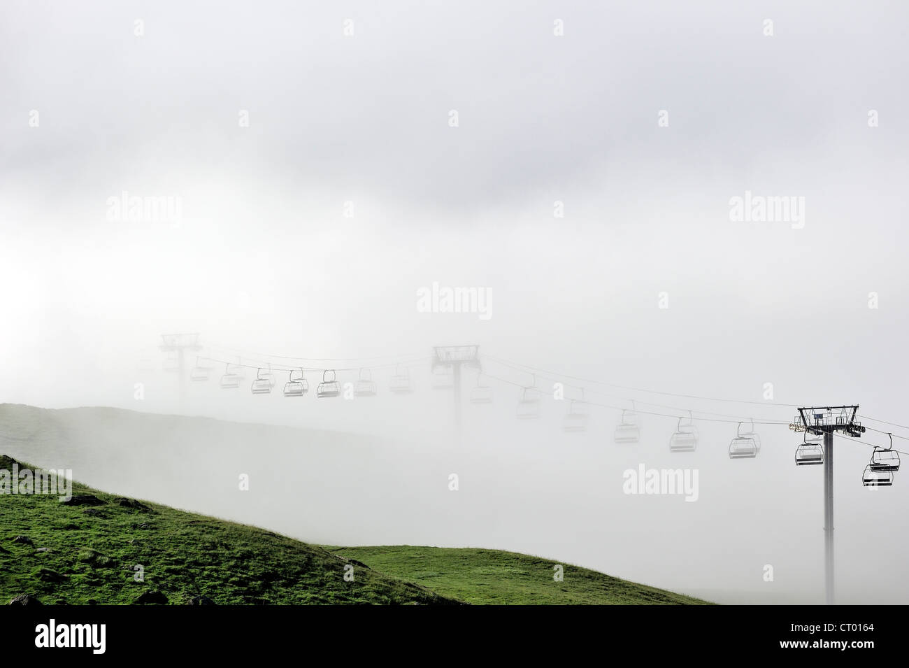 Seggiovia vuoto a una desolazione ski resort in estate nella nebbia a sunrise lungo il Col du Tourmalet nei Pirenei, Francia Foto Stock