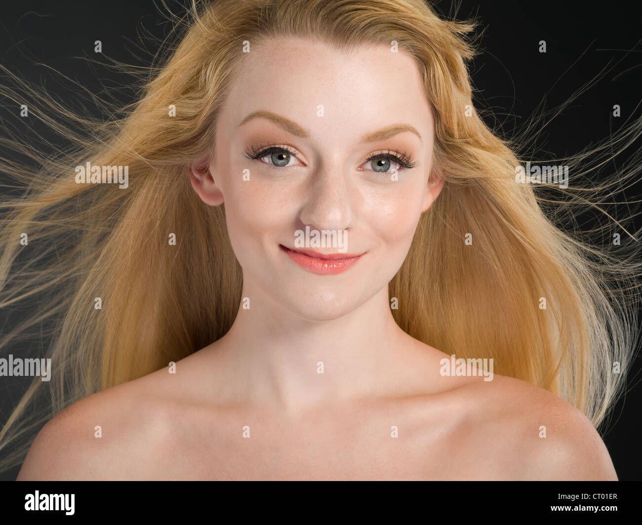 Bella caucasico pallida donna con capelli biondi Foto Stock