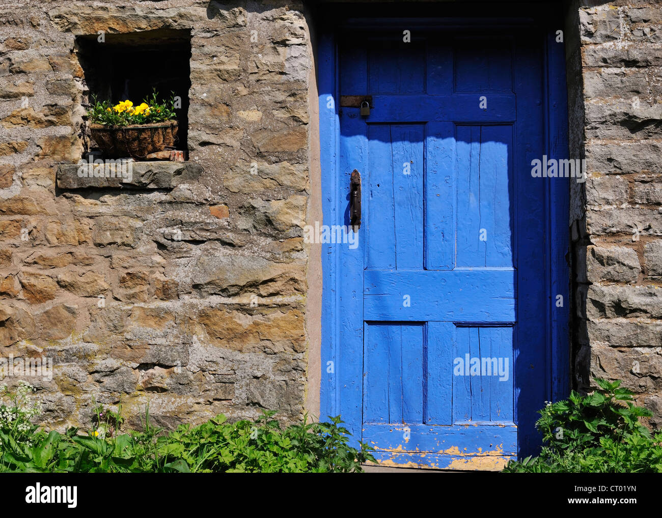 Porta di lavoro nel villaggio di Burtersett, Wensleydale, Yorkshire, Inghilterra Foto Stock