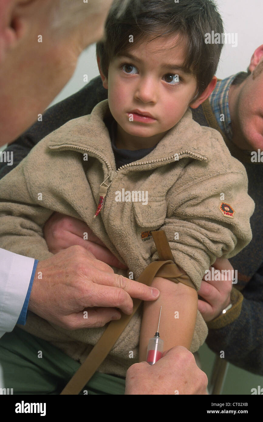 Campione di sangue in un bambino Foto Stock