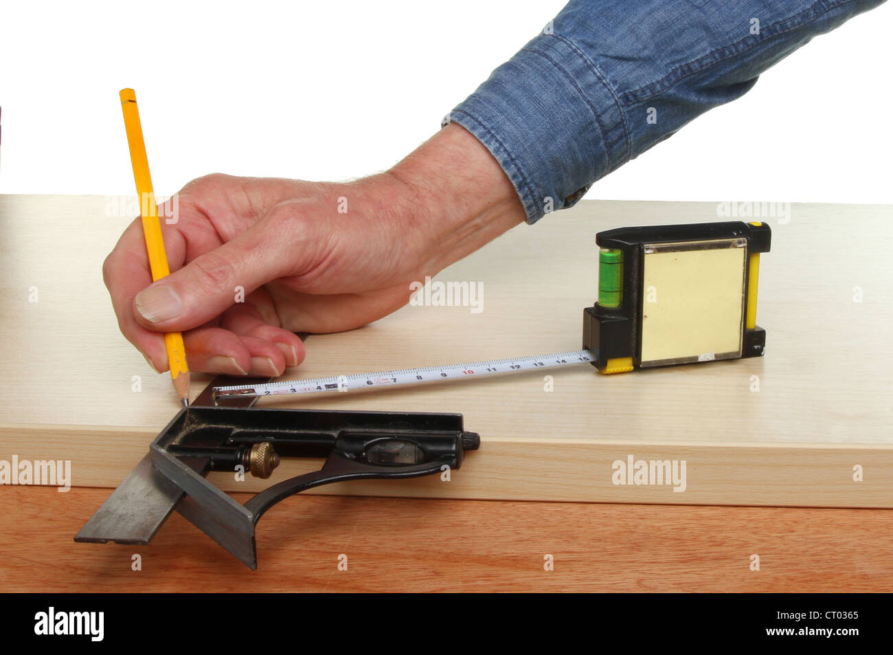 Primo piano di una mano di legno di marcatura con una matita e impostare square Foto Stock