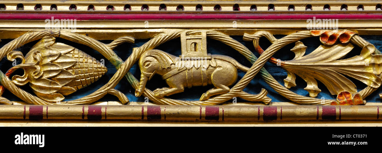Un elefante e castello nella tettoia del quindicesimo secolo Rood schermo da Jervaulx Abbey, Sant'Andrea Chiesa, Aysgarth, REGNO UNITO Foto Stock