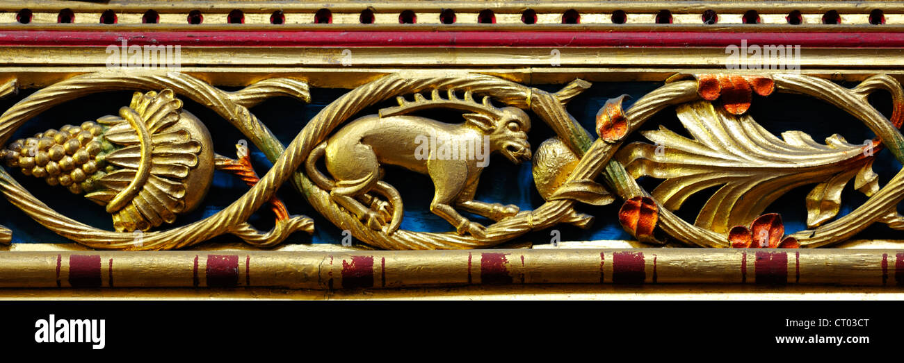Un dipinto di antilope nella tettoia del quindicesimo secolo Rood schermo da Jervaulx Abbey, Sant'Andrea Chiesa, Aysgarth, Inghilterra Foto Stock