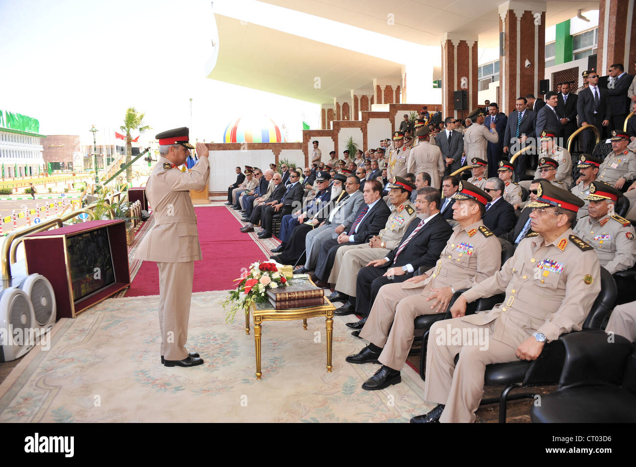 In Egitto il Presidente Morsi assiste Aviazione Civile cermonies graduazione con testa militare Hussein Tantawi e altre figure di spicco. Foto Stock
