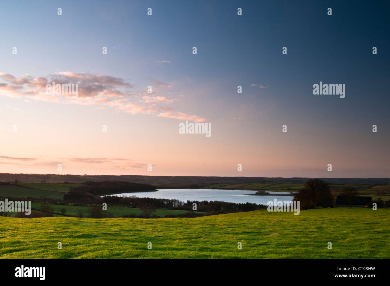 Una vista del serbatoio Eyebrook poco dopo l'alba in gennaio, dalla massa elevata nei pressi del villaggio di Stoke a secco in Rutland, Inghilterra Foto Stock