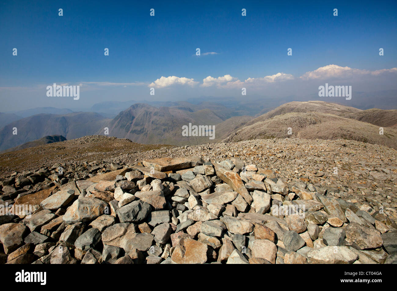 Scafell Pike 977mtr sulla cima del monte le viste spettacolari su grande timpano e Eskdale Lake District Cumbria Inghilterra England Regno Unito Foto Stock