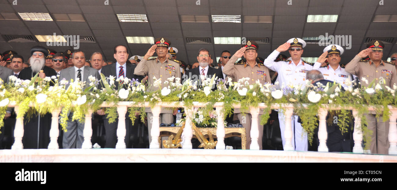 In Egitto il Presidente Morsi assiste Accademia navale cermonies graduazione con testa militare Hussein Tantawi e altre figure di spicco. Foto Stock
