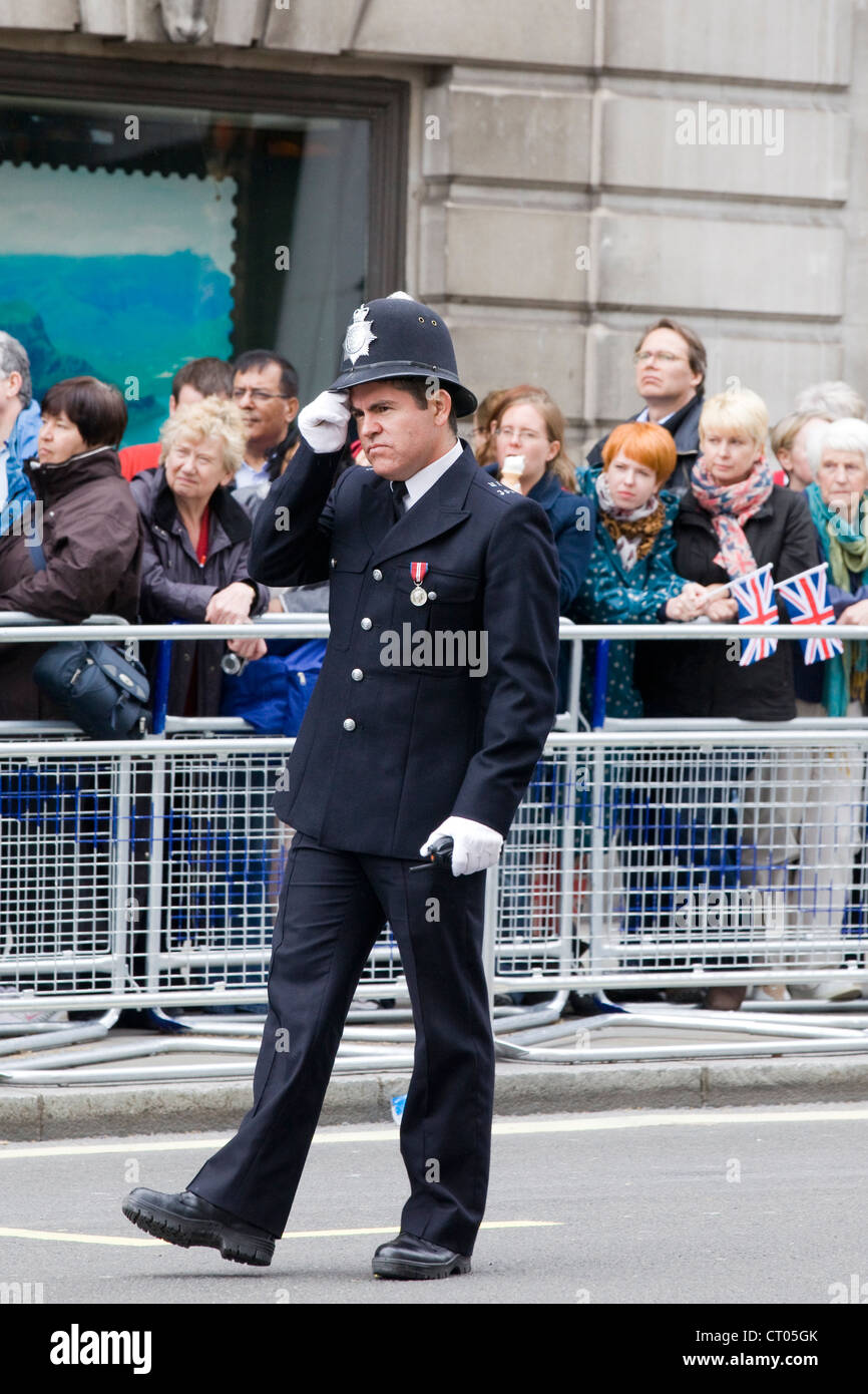 I funzionari di polizia per le strade di Londra Inghilterra la Metropolitan Police Foto Stock