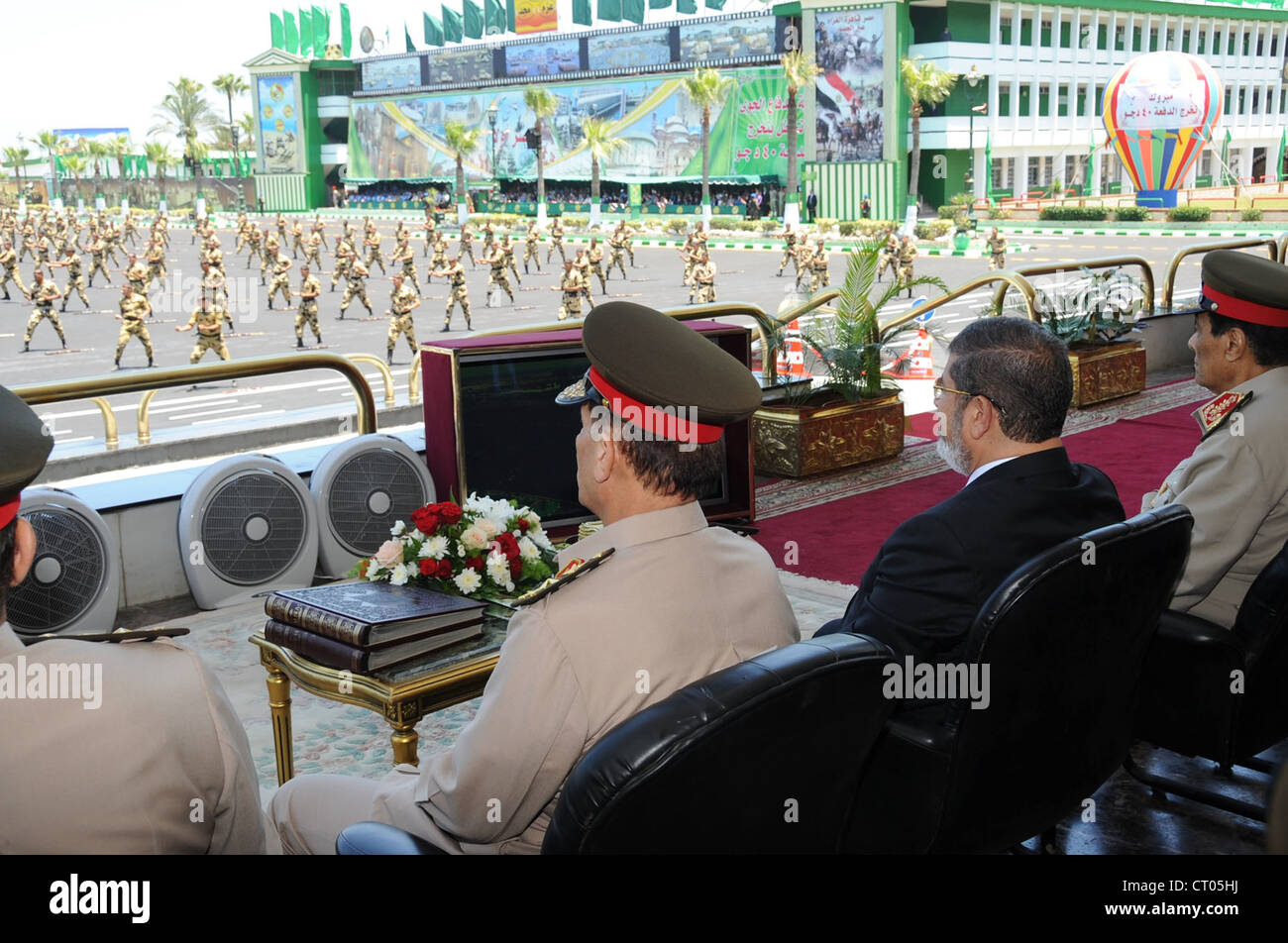 In Egitto il Presidente Morsi assiste Aviazione Civile cermonies graduazione con testa militare Hussein Tantawi e altre figure di spicco. Foto Stock