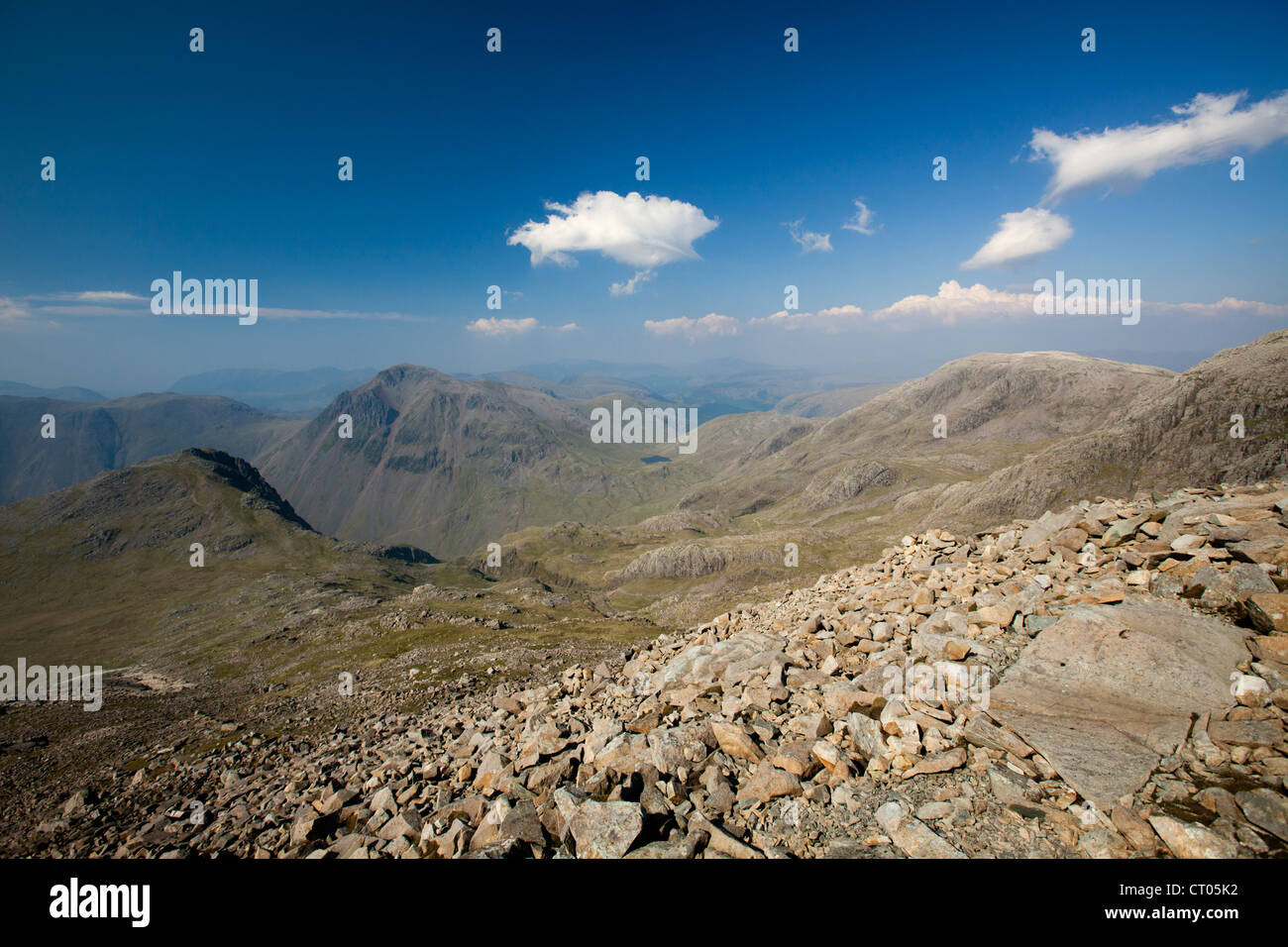 Grande timpano 900 mtr con grande fine 907 mtr montagne alto sopra Eskdale, Lake District Cumbria Inghilterra England Regno Unito Foto Stock