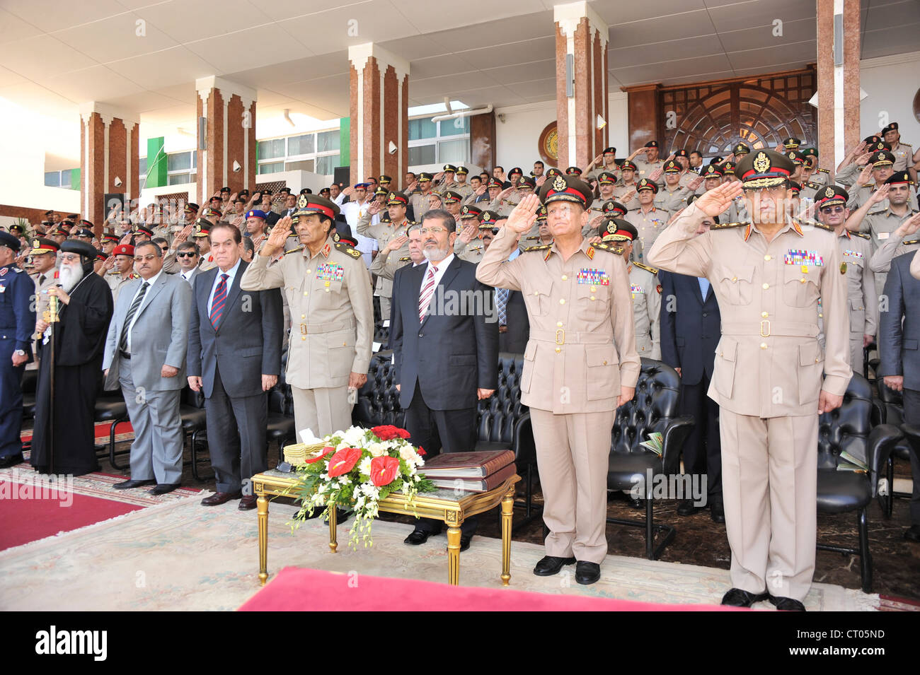 In Egitto il Presidente Morsi assiste Aviazione Civile cermonies graduazione con testa militare Hussein Tantawi e altre figure di spicco. Foto Stock