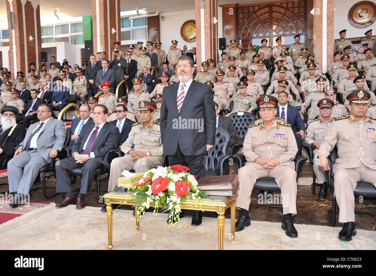 In Egitto il Presidente Morsi assiste Aviazione Civile cermonies graduazione con testa militare Hussein Tantawi e altre figure di spicco. Foto Stock