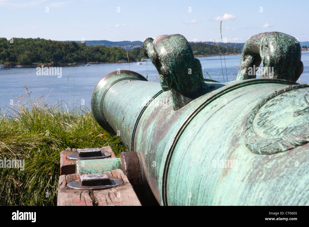 Una canon da La Fortezza di Akershus overwatching baia a Oslo. Norvegia Foto Stock