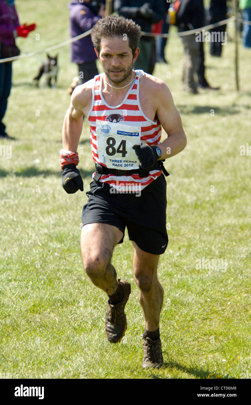 Runner è sceso a tre cime gara di Horton in Ribblesdale Foto Stock