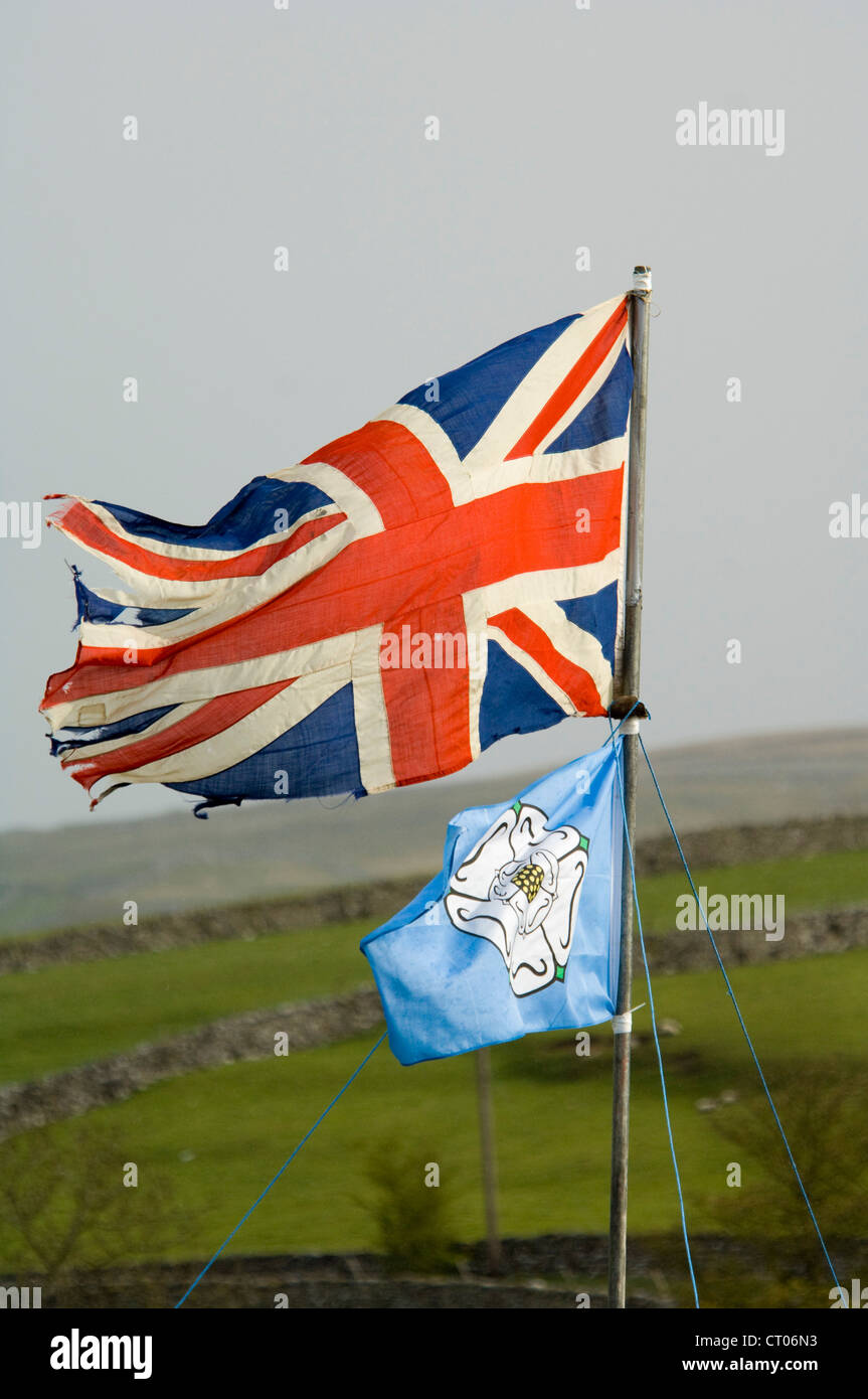 Unione e Yorkshire Rose bandiere nei Dales Foto Stock