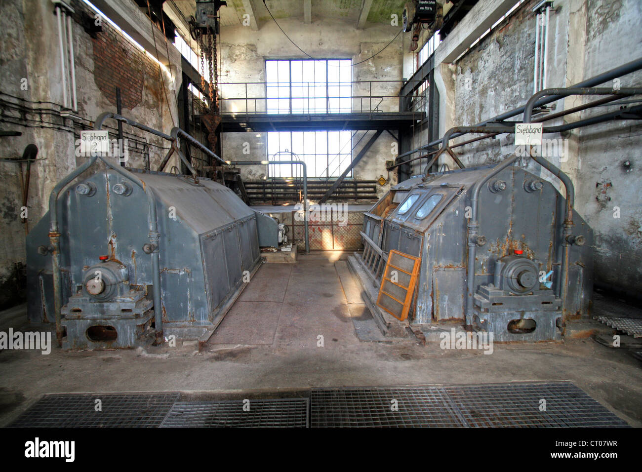 Macchinari in un vecchio WW2 missile in fabbrica Peenemunde, Germania Foto Stock