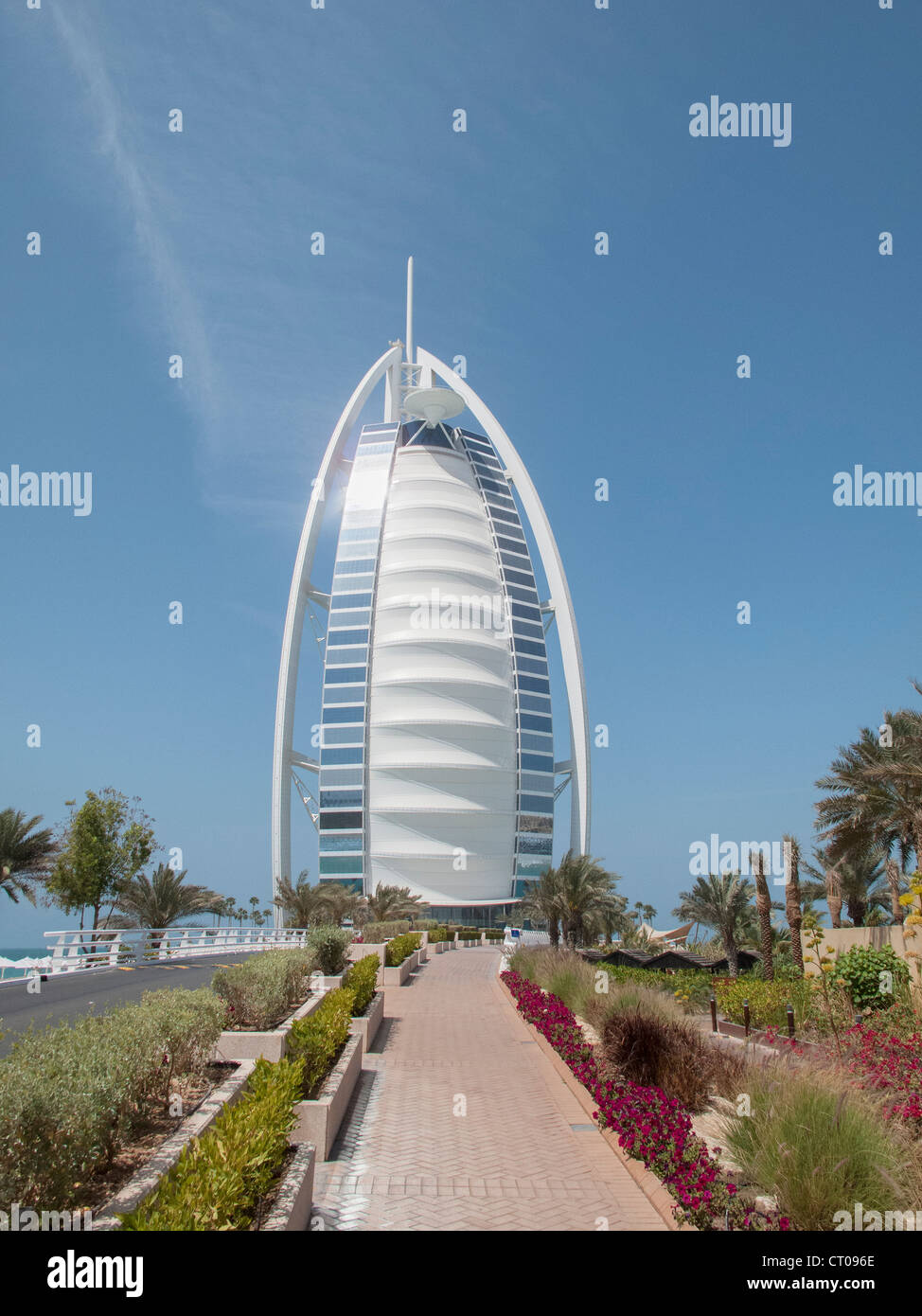 Il Burj al Arab di Dubai, Emirati Arabi Uniti - Bianco lucido opulento sette stelle per la molto facoltoso, progettato in forma di vela dhow Foto Stock