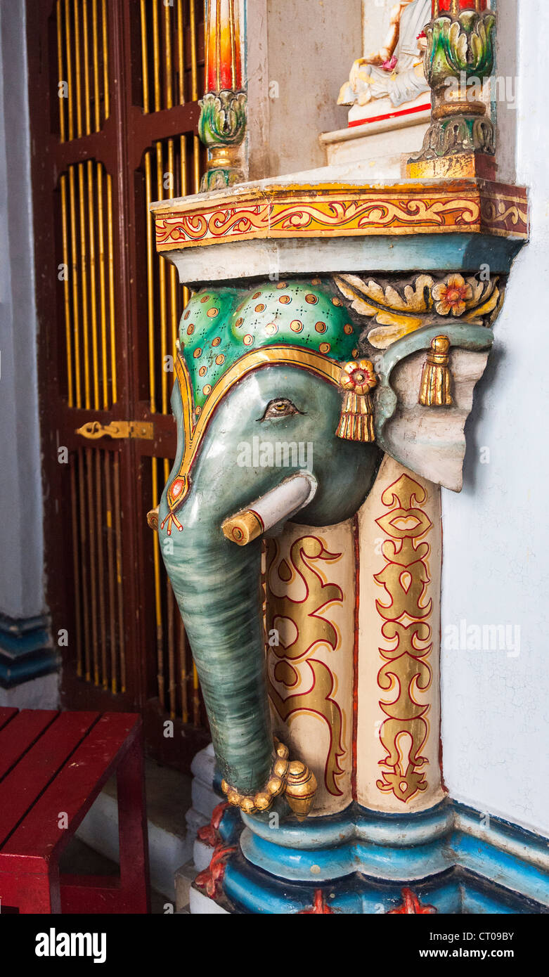 Vivacemente colorato testa di elefante statua in un tempio indù in Mumbai, India Foto Stock