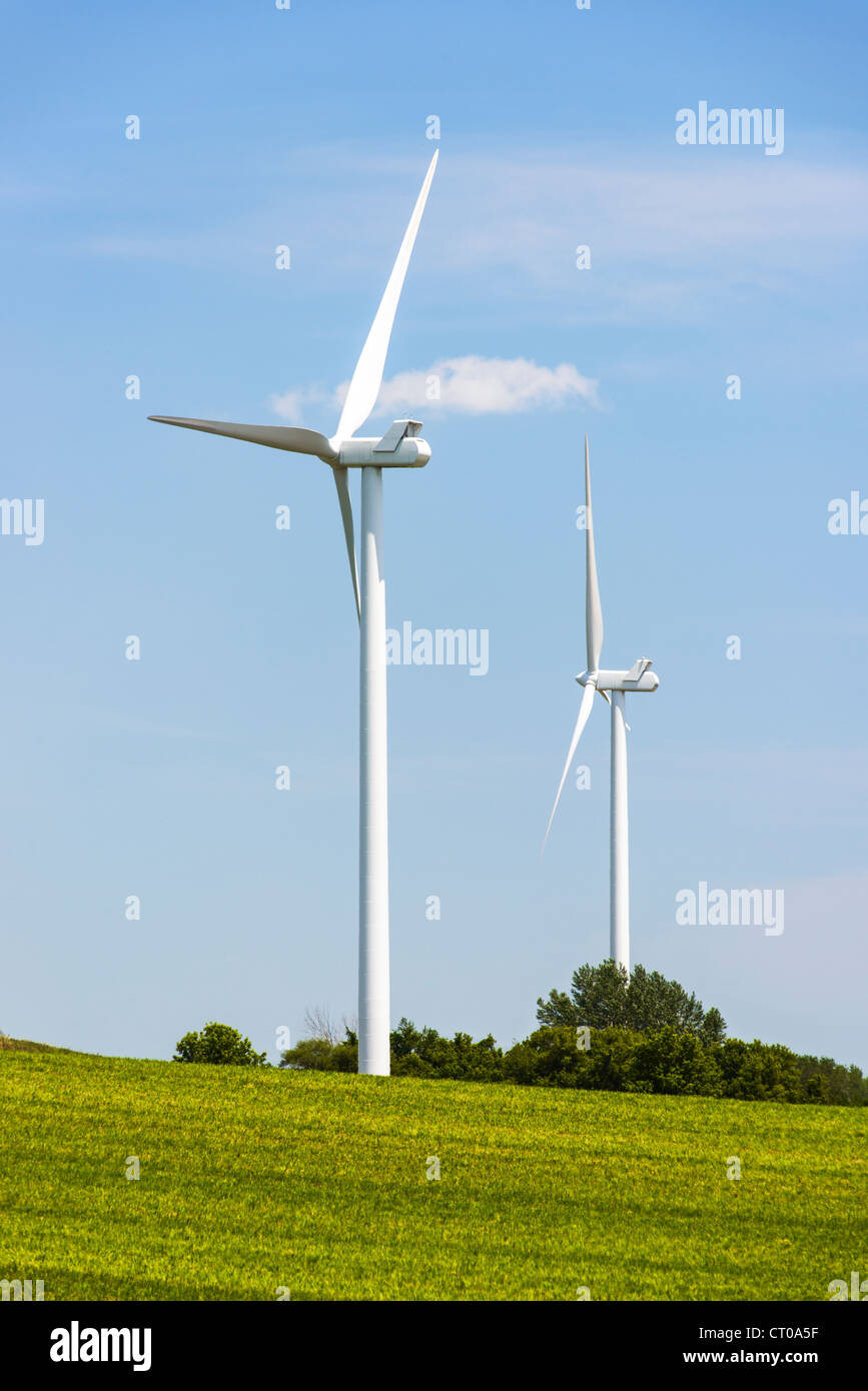 Turbina eolica in un midwestern Stati Uniti azienda agricola campo. Foto Stock