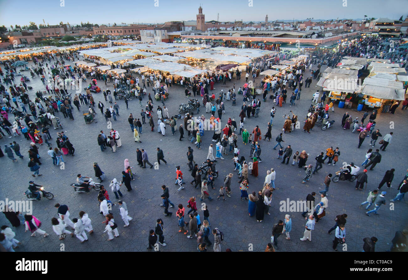 Vista della piazza Djemma El Fna a Marrakech, Marocco Foto Stock