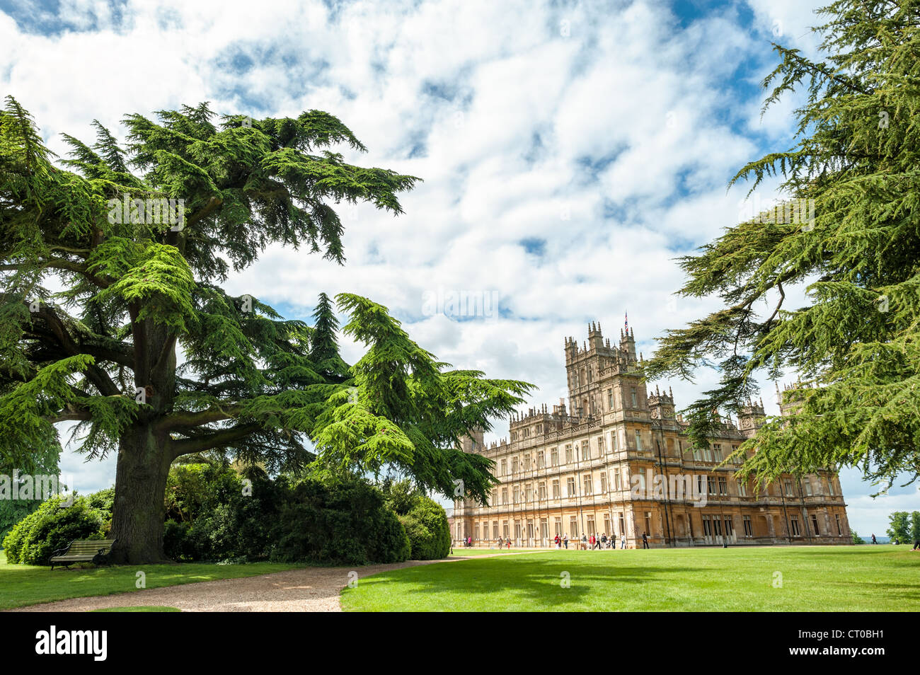 HIGHCLERE CASTLE, Hampshire, Regno Unito - Highclere Castle sorge maestosamente nella campagna dell'Hampshire come casa ancestrale del conte e della contessa di Carnarvon. Il grande castello vittoriano, costruito in stile giacobano, ha ottenuto il riconoscimento mondiale come location principale per le riprese dell'acclamata serie televisiva britannica Downton Abbey. La tenuta comprende circa 5.000 acri di parco progettato dal famoso architetto paesaggista Capability Brown nel XVIII secolo. Highclere ha una ricca storia che risale alla fine del XVII secolo, anche se l'attuale struttura è stata ampiamente ristrutturata Foto Stock