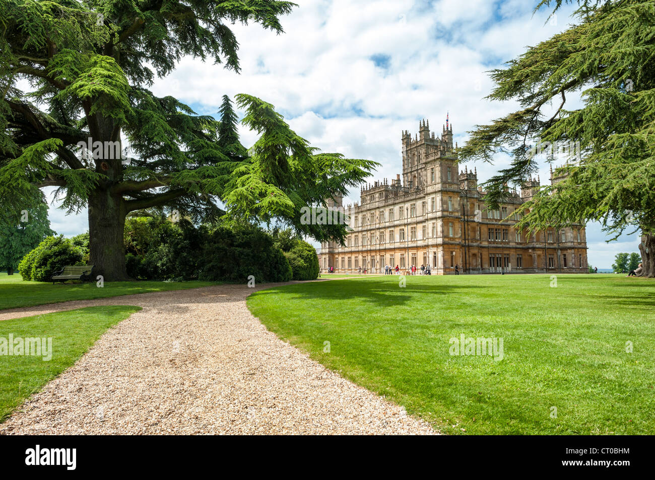 NEWBURY, Regno Unito - Highclere Castle, nel Hampshire, è famoso per essere l'impostazione per la hit britannici TV show Cavendish Abbey. Essa è la casa del conte e la contessa di Carnarvon ed è aperto ai visitatori per parti dell'anno. Foto Stock