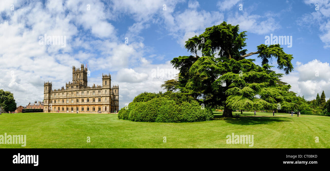 HIGHCLERE CASTLE, Hampshire, Inghilterra - Highclere Castle, la casa ancestrale del conte e contessa di Carnarvon, si erge maestosamente nella campagna dell'Hampshire. La casa di campagna dell'era vittoriana ha ottenuto il riconoscimento mondiale come location principale per le riprese del dramma d'epoca britannico Downton Abbey. Costruito negli anni '1830, il castello fu ridisegnato negli anni '1840 da Sir Charles Barry, che progettò anche le Houses of Parliament di Londra. La tenuta di 5.000 acri presenta giardini progettati da Capability Brown nel XVIII secolo. Il castello di Highclere rimane una tenuta attiva e una residenza privata che apre Foto Stock