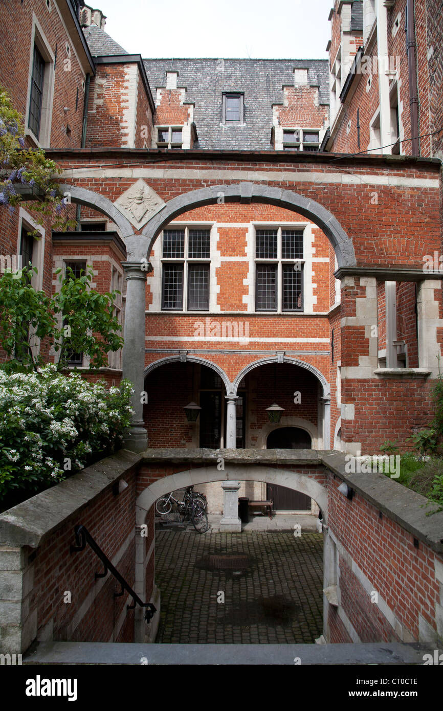 Cortile interno del Cleves-Ravenstein Mansion ora della Royal Society of Engineers HQ rue Ravenstein 23, Bruxelles Foto Stock