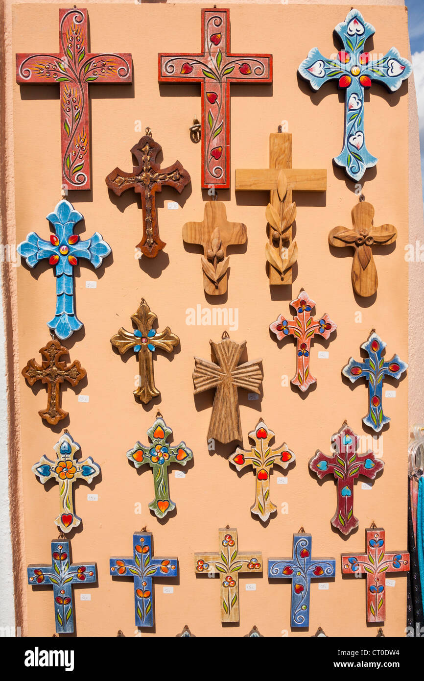Colorato decorativo crocifissi religiosa per la vendita al di fuori di un negozio di articoli da regalo, Oia - Santorini, Grecia Foto Stock
