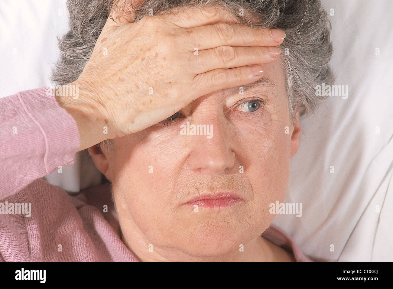 Persona anziana con mal di testa Foto Stock