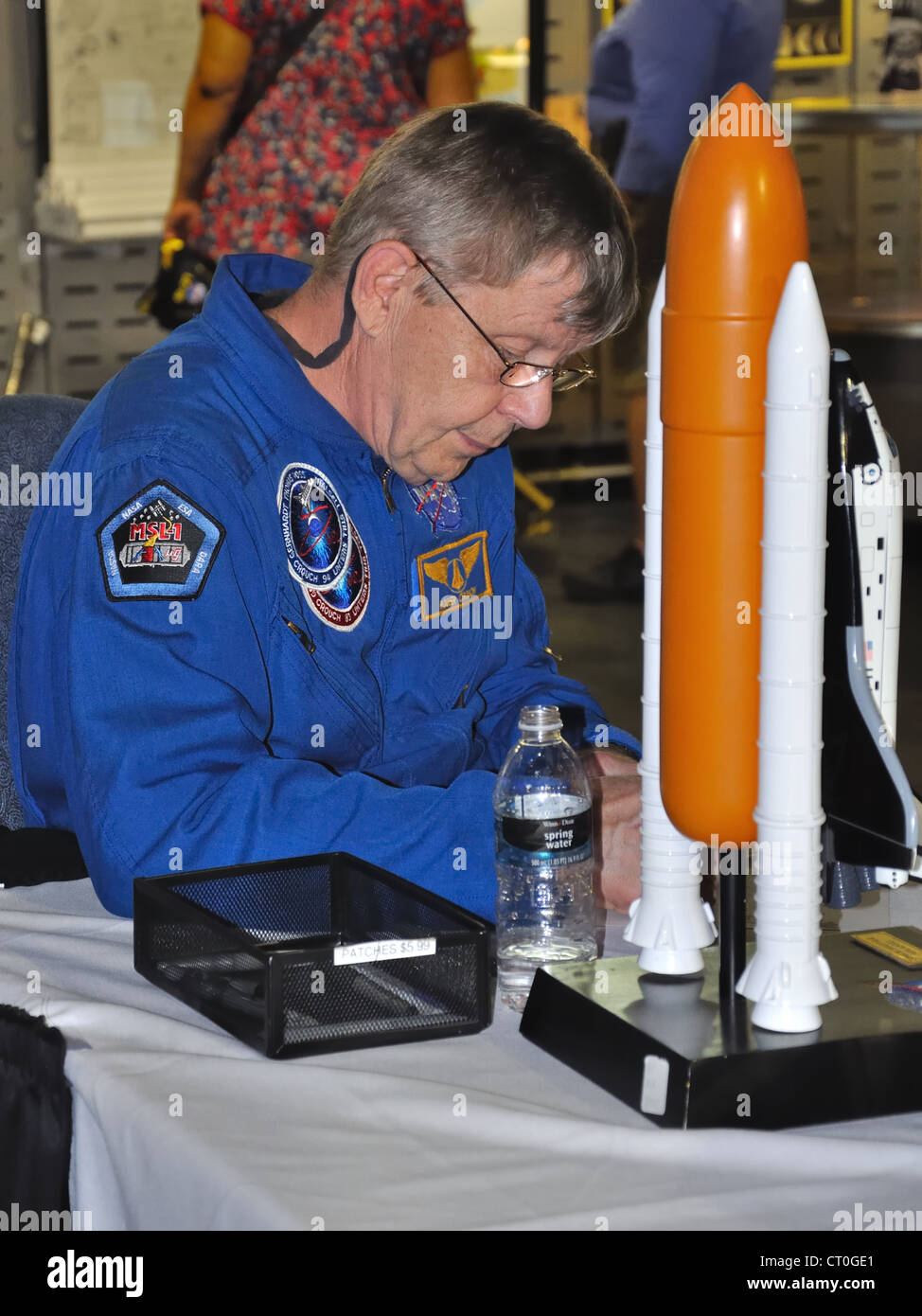 Astronauta Rodger Crouch firma presso il Kennedy Space Center in Florida, Stati Uniti d'America Foto Stock