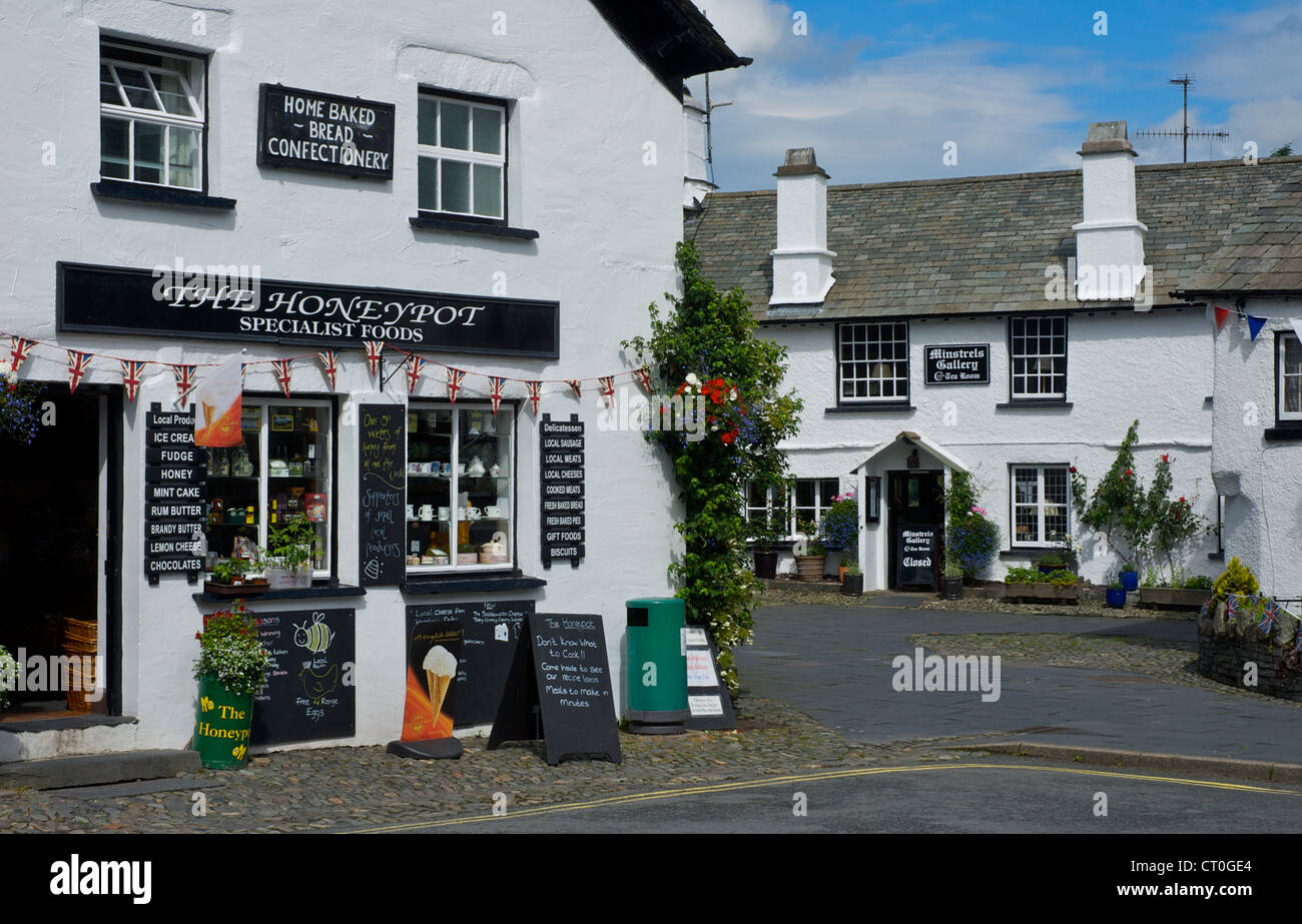 Il negozio di honeypot nel villaggio di Hawkshead, Parco Nazionale del Distretto dei Laghi, Cumbria, England Regno Unito Foto Stock
