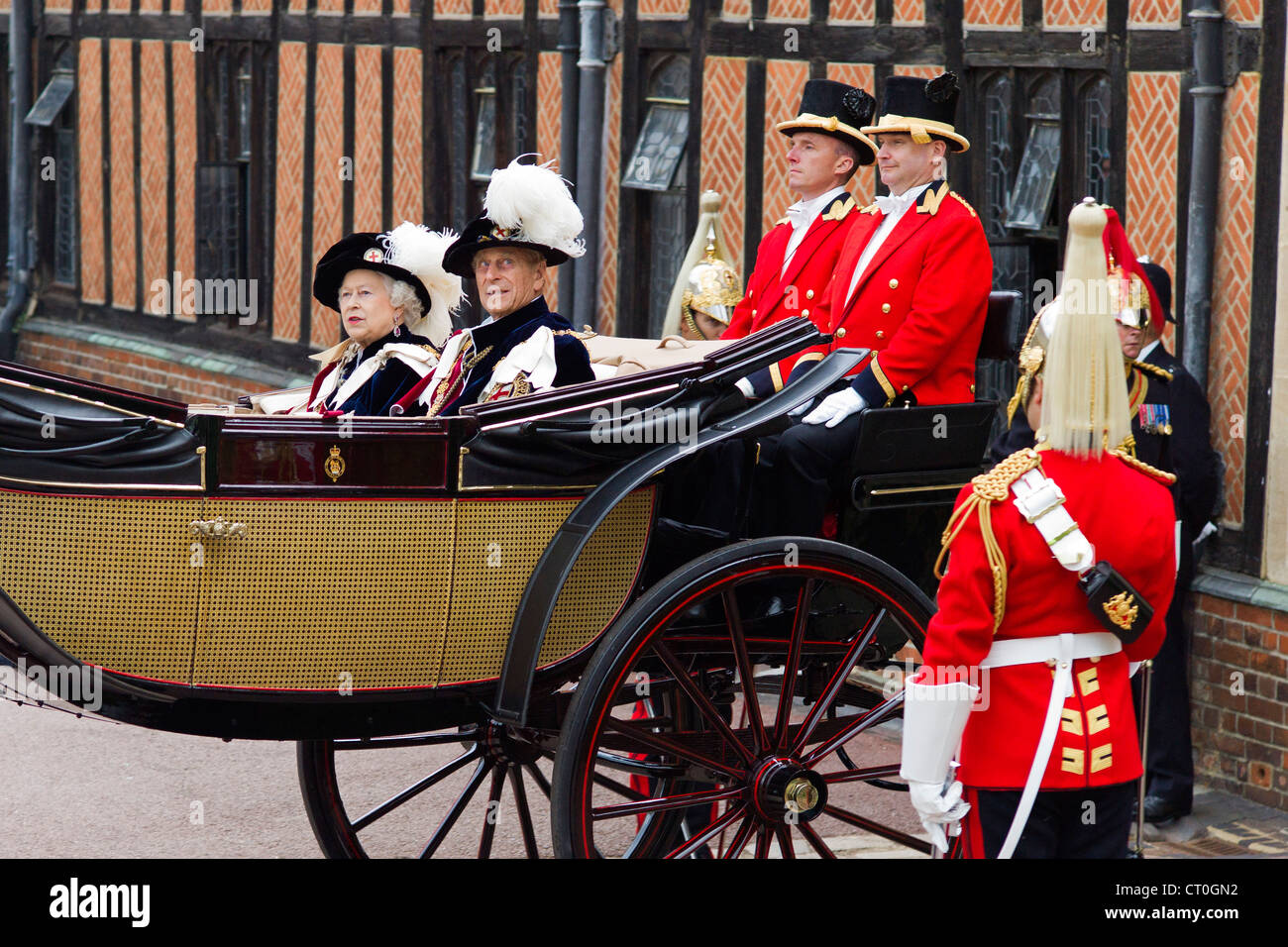 Sua Maestà la Regina Elisabetta II e il Principe Filippo Duca di Edimburgo a Garter cerimonia della Giornata al Castello di Windsor 14 Giugno 2010. PER0210 Foto Stock
