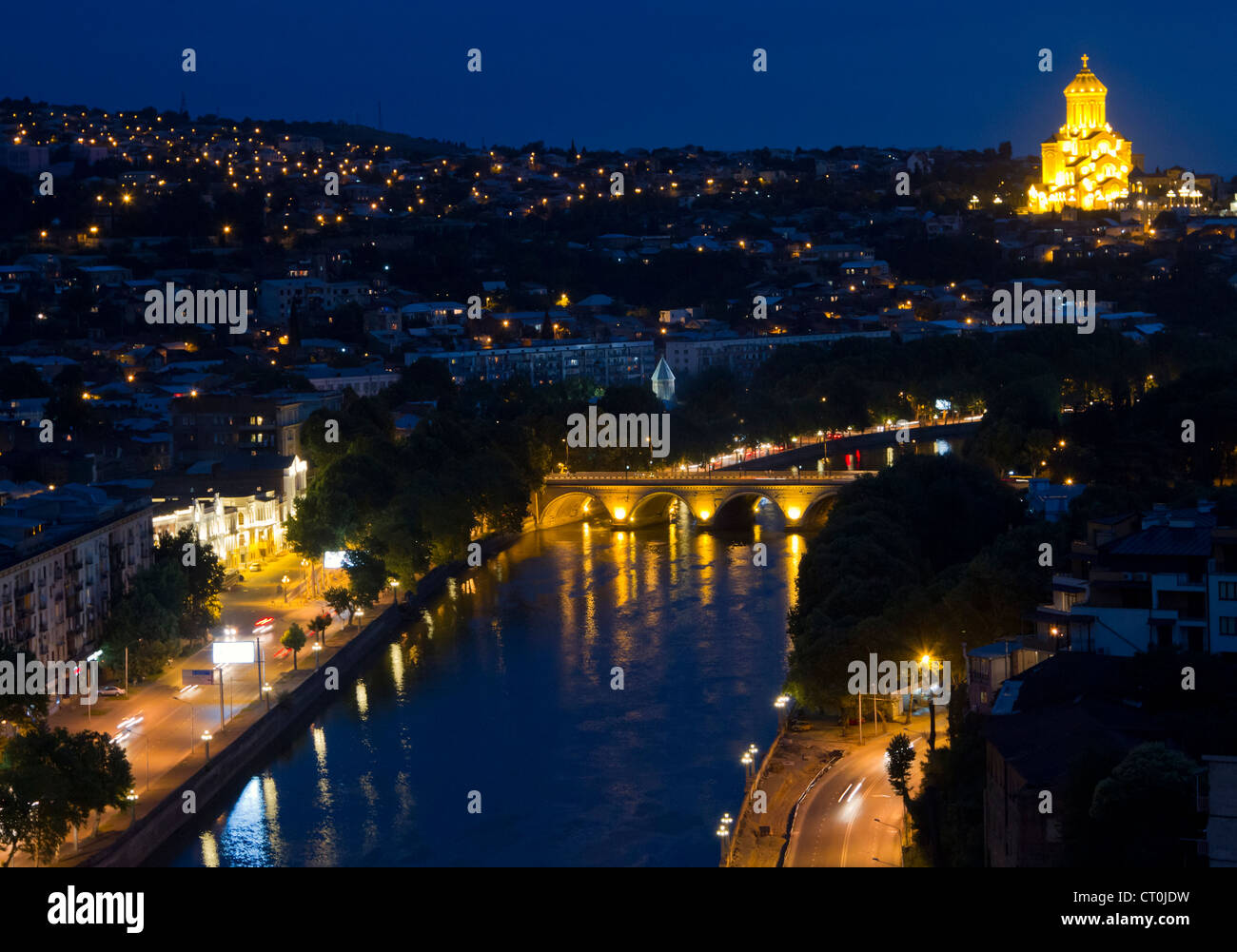 Fiume Kura nella città di Tbilisi (capitale della Repubblica di Georgia) a notte. Foto Stock