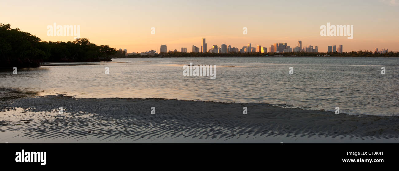 Il bellissimo panorama della skyline di Miami al tramonto, da Key Biscayne Foto Stock
