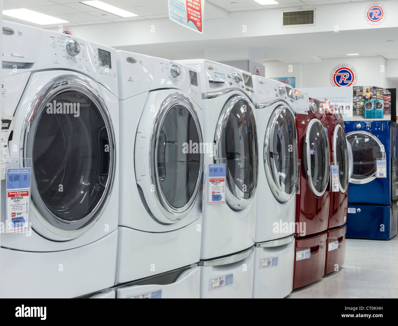 Lavatrici e asciugatrici in vendita nel negozio Appliance Foto Stock