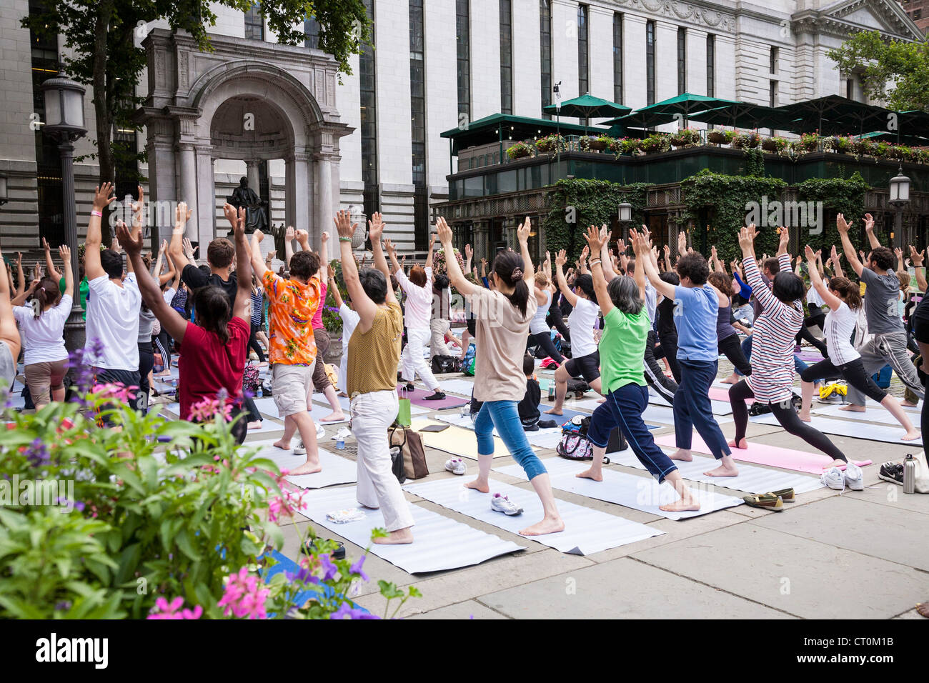 Classe di yoga in Bryant Park, New York Foto Stock